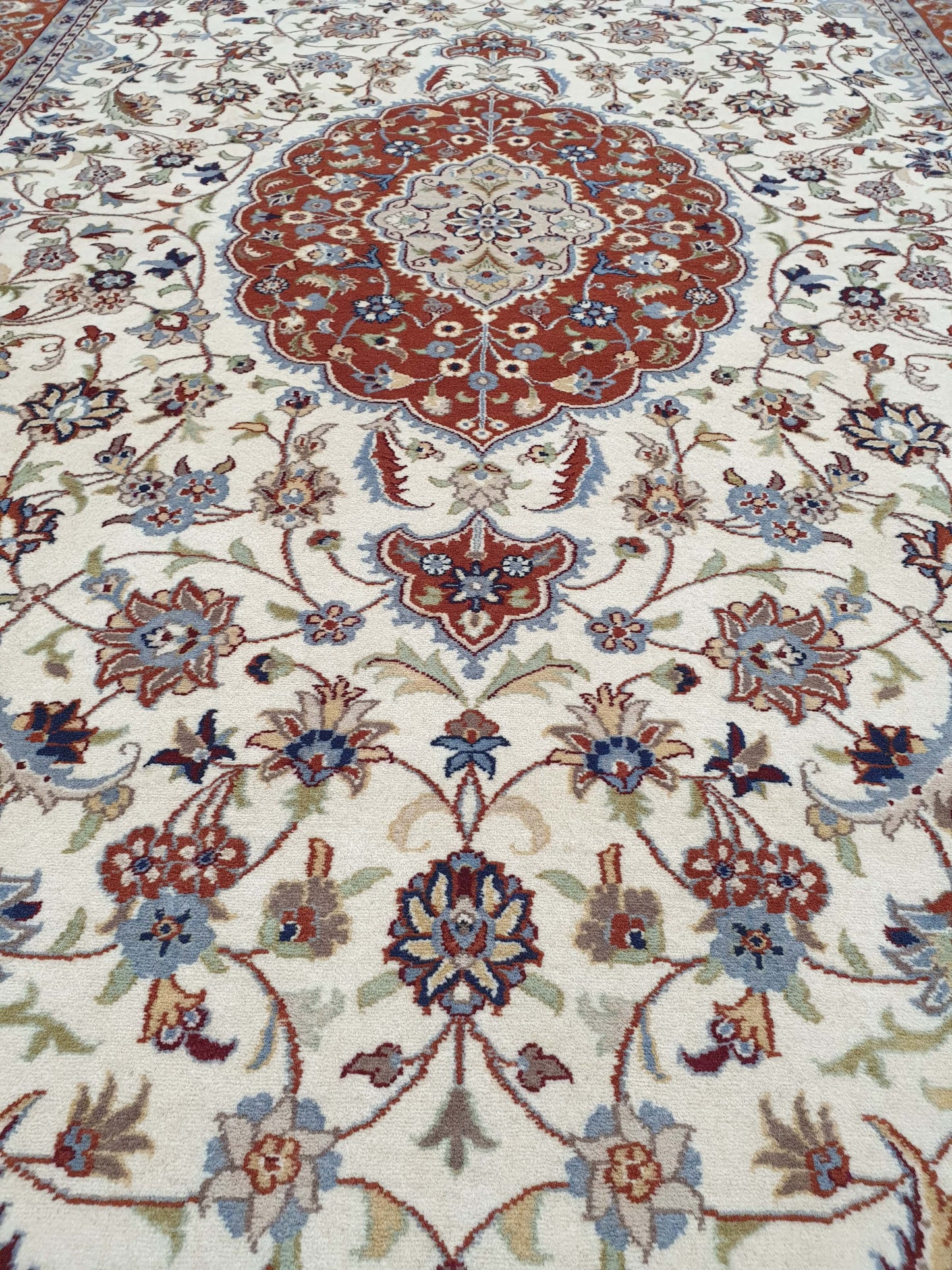 Fine Tabriz Rug - 282 x 183cm