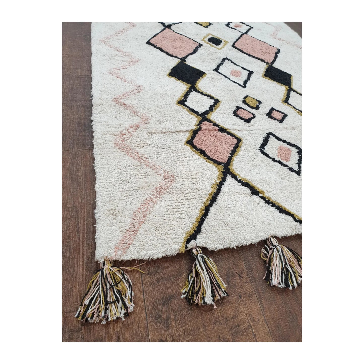 Tassel corner detail of Indian cotton white diamond rug showing woven texture and fringe