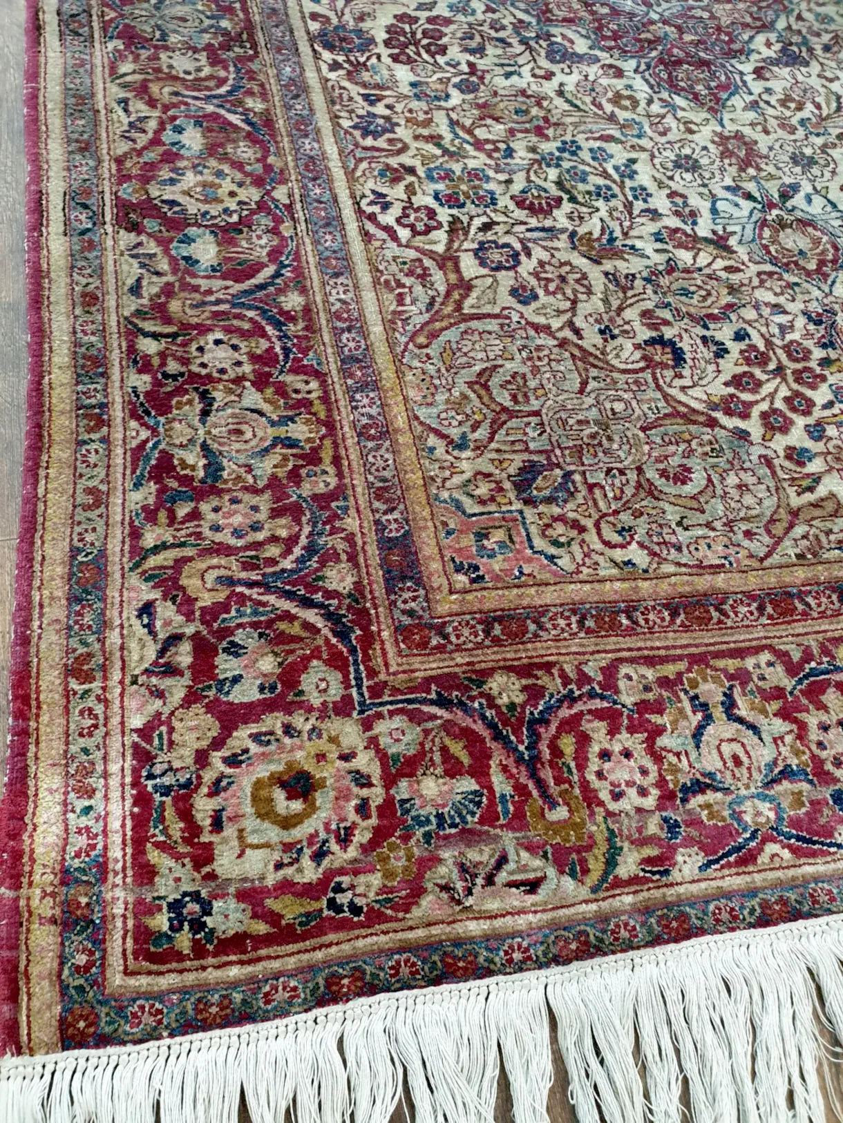 Antique Kashan rug 200 x 130 cm border detail floral pattern