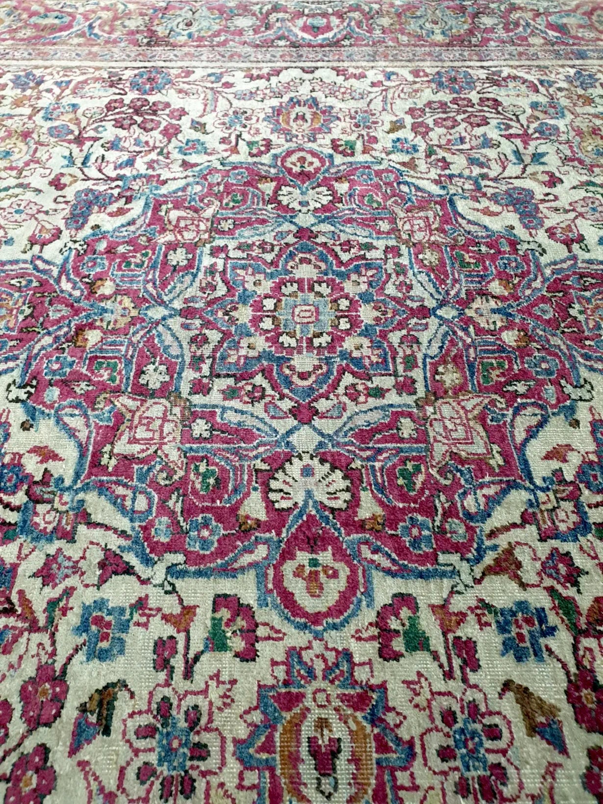 Antique Kashan rug 200 x 130 cm central medallion detail traditional design