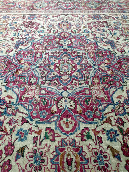 Antique Kashan rug 200 x 130 cm central medallion detail traditional design