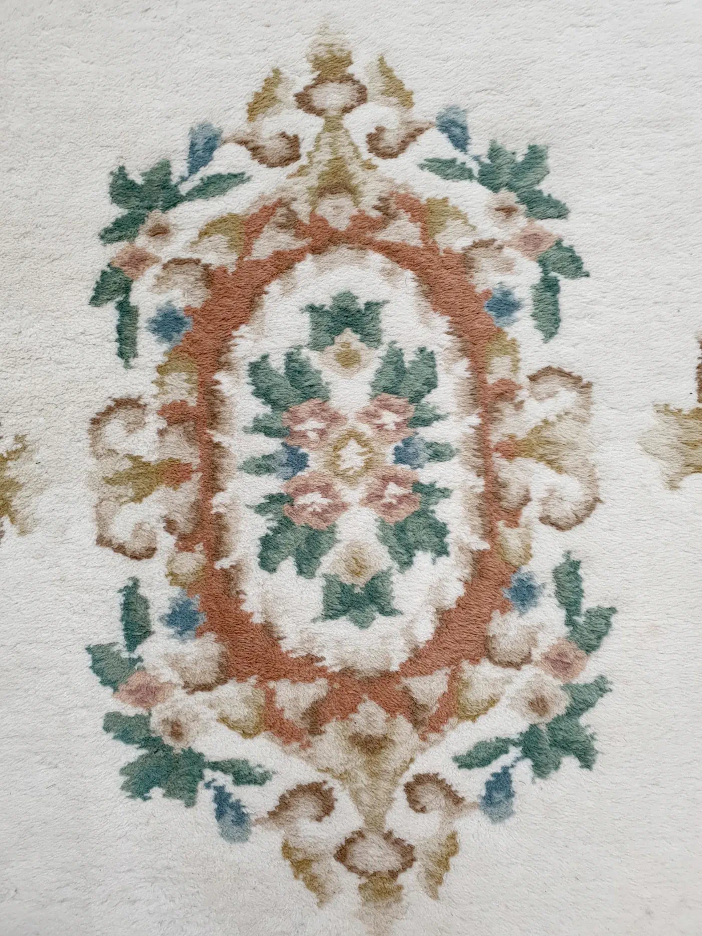 Aubusson rug 180 x 92 cm medallion detail floral motif