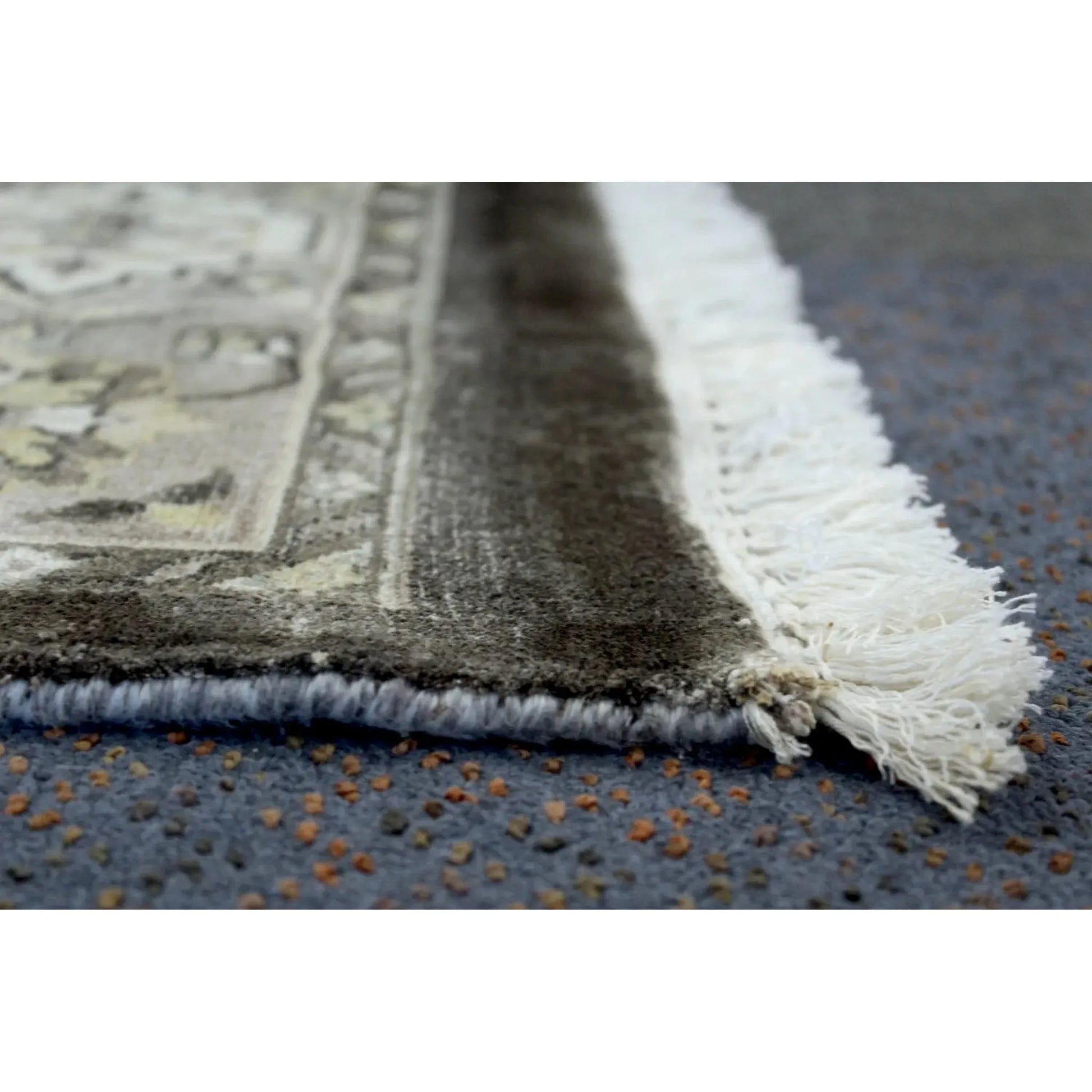 Bakhtiari rug side profile showing fringe detail