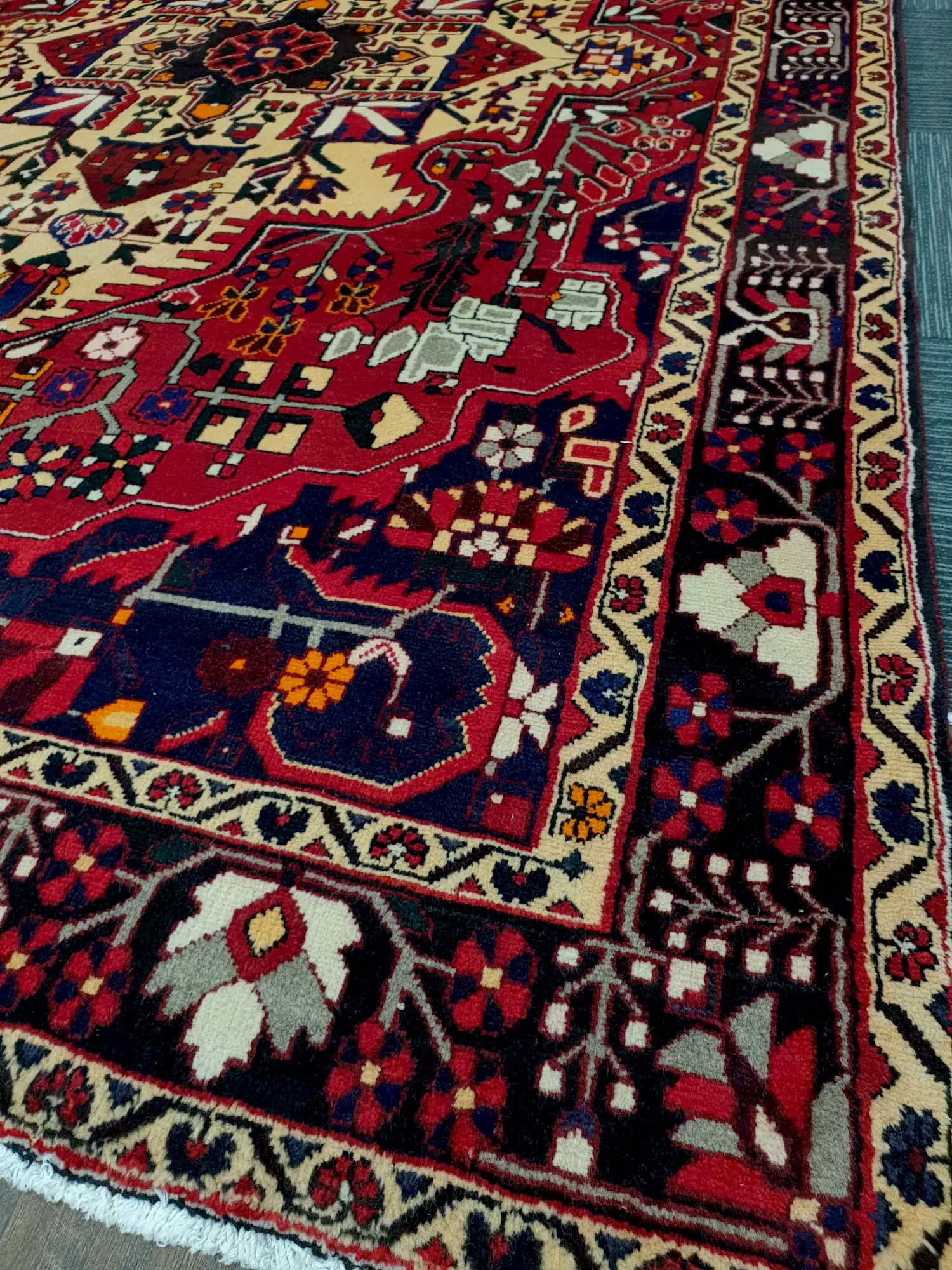Bakhtiari rug 315 x 205 cm pattern detail tribal geometric motifs