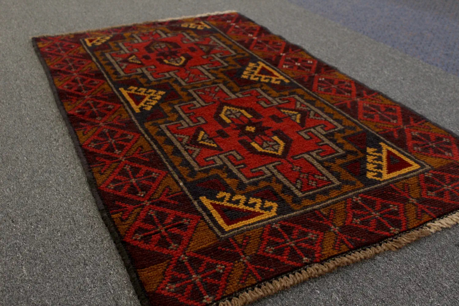 Baluchi hand-knotted wool rug 136 x 84 cm angle view
