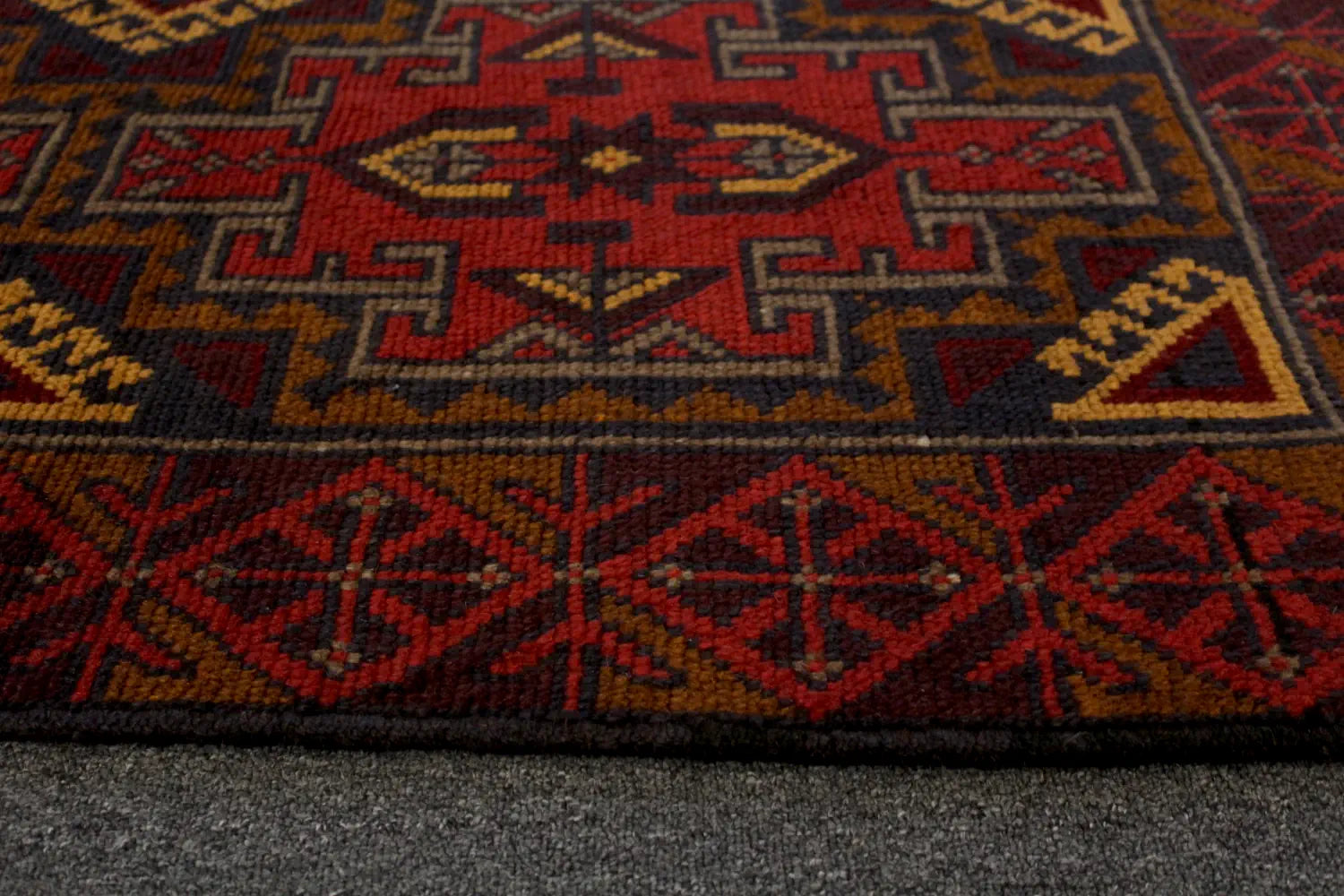 Baluchi rug side pattern detail