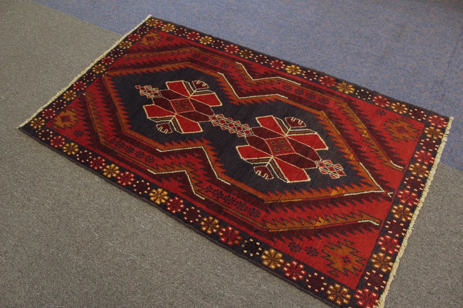Baluchi hand-knotted wool rug 186 x 114 cm angle view