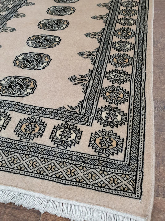Bokhara hand-knotted wool rug 159 x 94 cm angled detail view