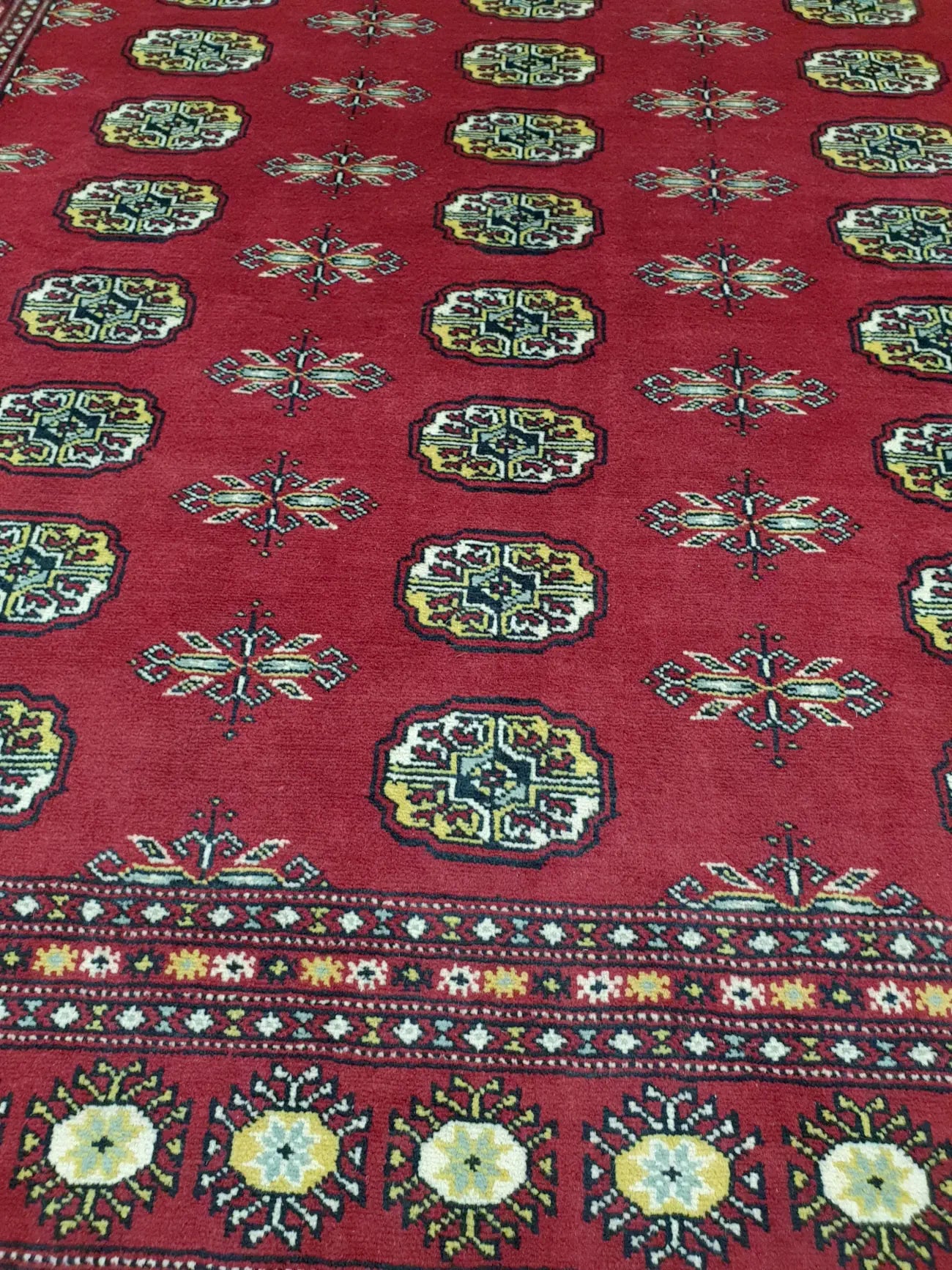 Bokhara hand-knotted wool rug 247 x 173 cm pattern detail