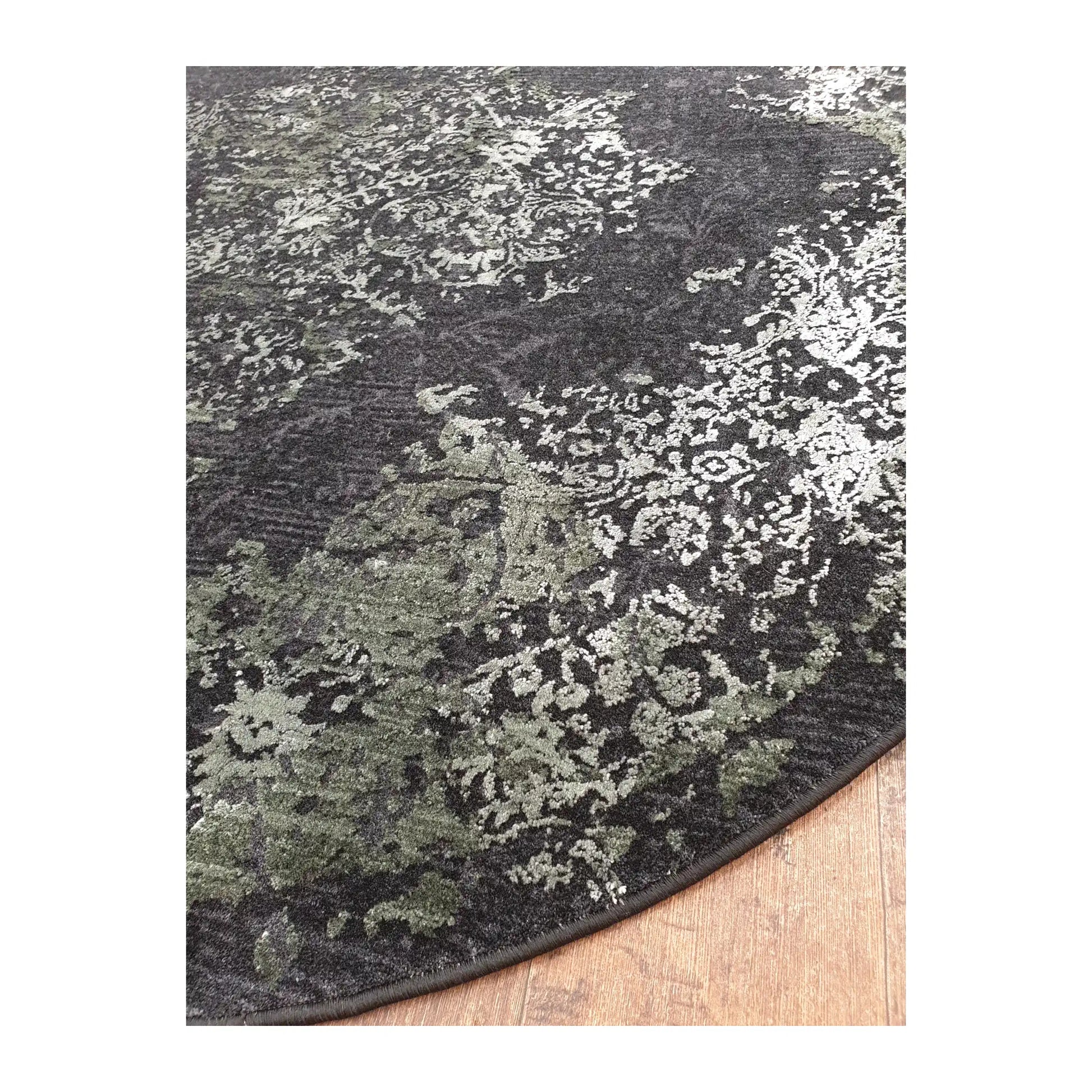 Angled detail of emerald round rug showing vintage-style pattern and edge finish, 160 cm