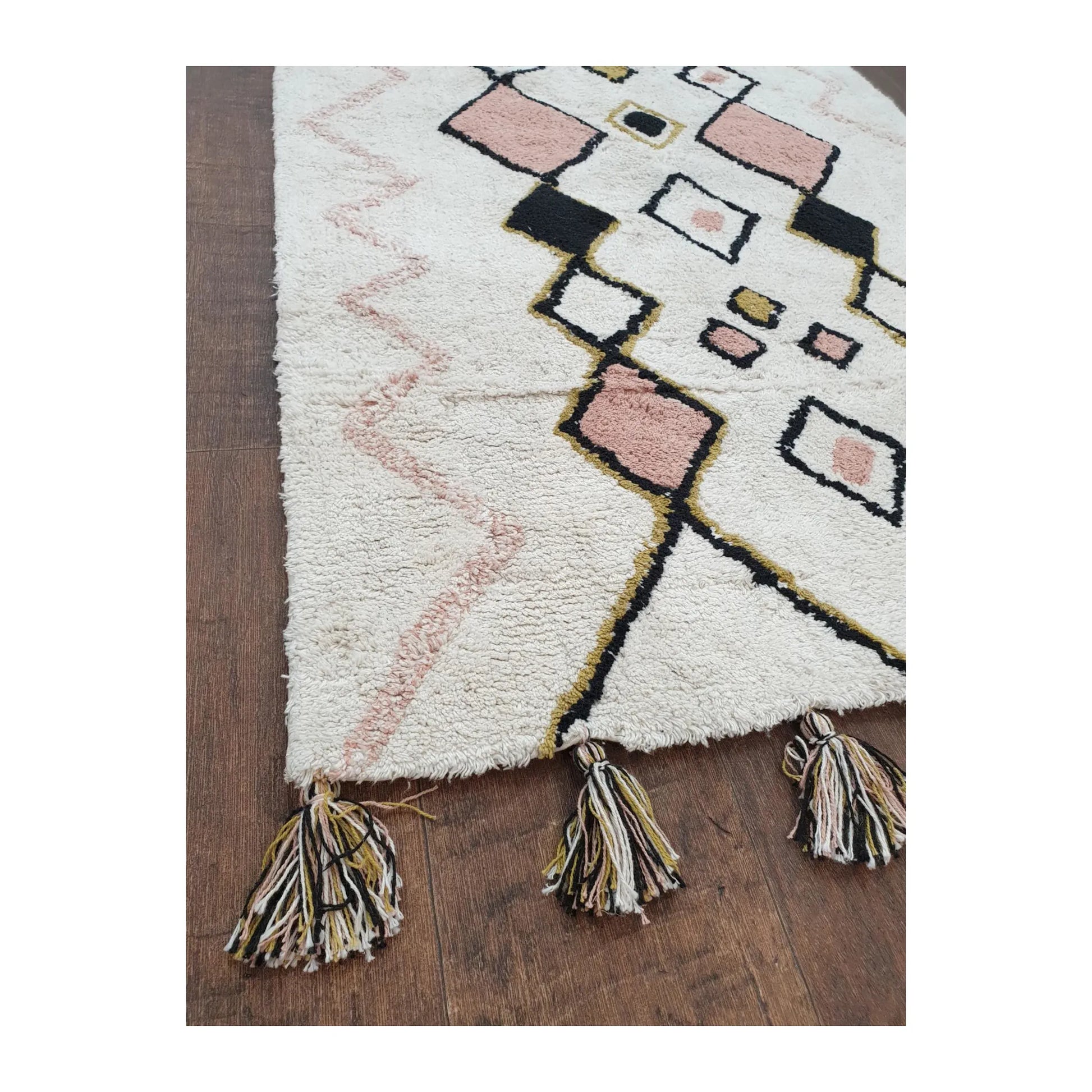 Tassel corner detail of Indian cotton white diamond rug showing woven texture and fringe