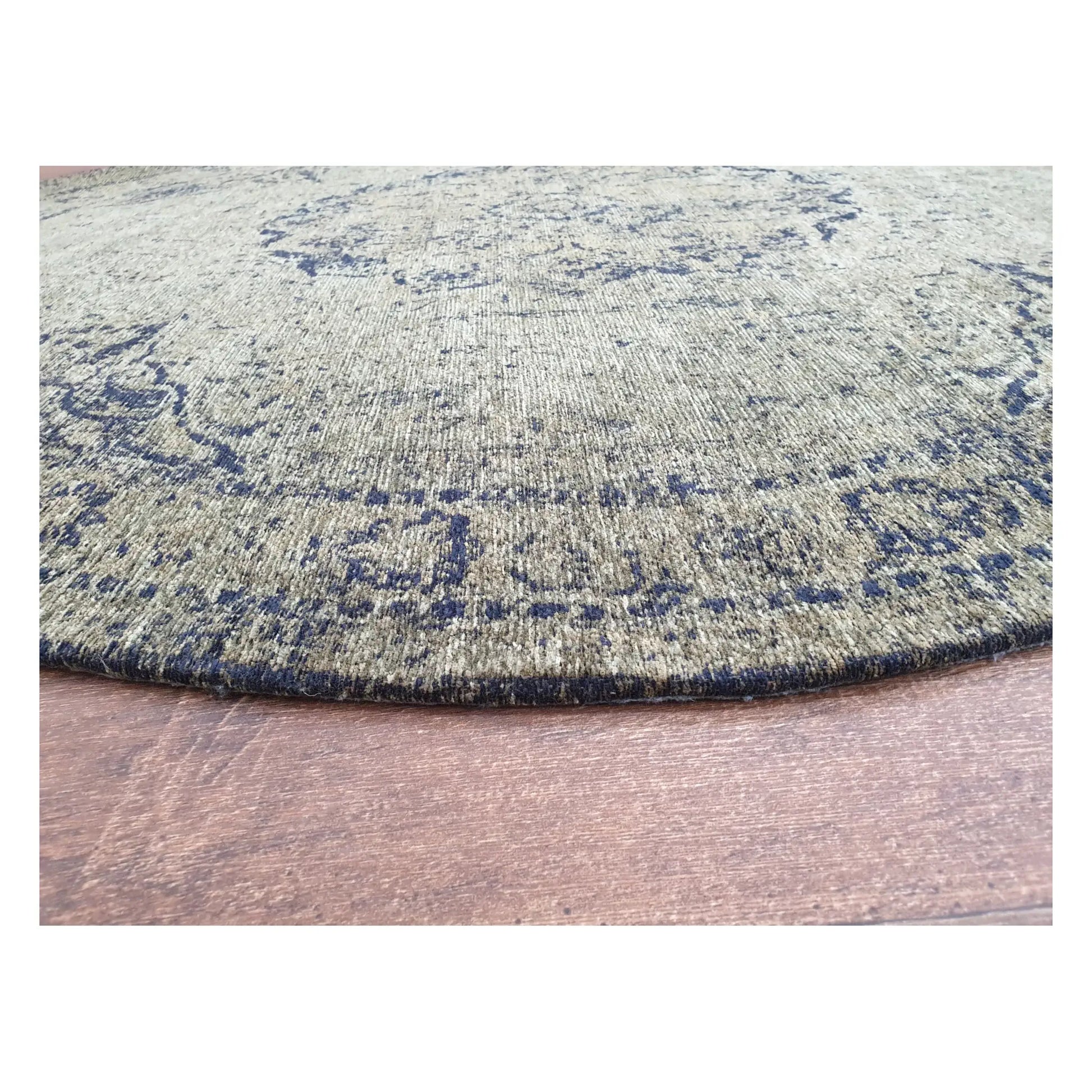 Low-angle close-up of moss round rug showing surface texture and medallion design, 160 cm